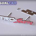 Emblema metálico 'TRD Sports' con letras blancas - para Toyota