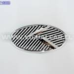 Emblema Kia K - Terminación Fibra de Carbono (11 x 5.6 CM)